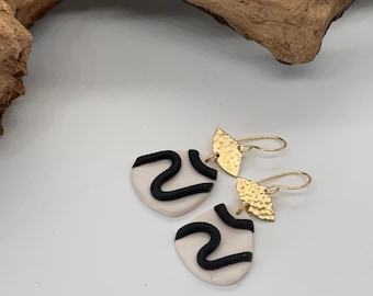 Gehämmert Messing und Polymer Clay Ohrringe, vergoldete Ohrhaken