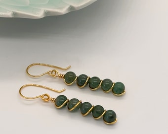 Brincos pendentes de aventurina verde, com pedra preciosa envolta em fio banhado a prata.