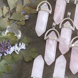 Rozenkwartsketting - roze rozenkwartshanger - zeshoekige puntkristalketting - kristalpunthanger - kwartskristal - genezing
