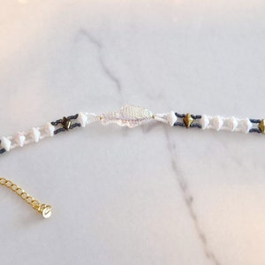 Bracelet perlé avec poisson Bracelet perlé perles de graines Toho noires et blanches Bracelet blanc noir avec fermeture dorée Bracelet Poissons image 3