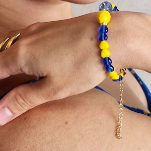 Gelb blaues Perlenarmband mit goldenem Verschluss | Liebe-Ukraine-Armband | Unterstützen der Ukraine | Ukrainischen Schmuck | Geschenkidee für sie