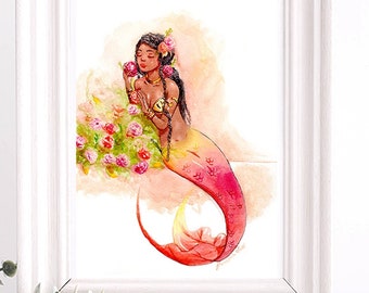 Puede incluir: Pintura acuarela de una sirena con piel morena y cabello largo y oscuro. Lleva una corona de flores y tiene una cola rosa y naranja. La sirena está rodeada de flores rosas.