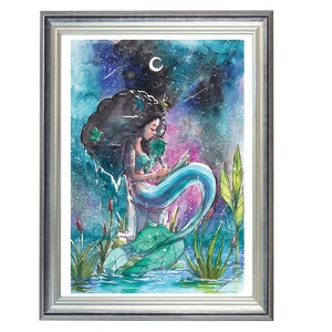 Schöne schwarze kleine MEERJUNGFRAU Kunstdruck, afroamerikanische Meerjungfrau, Nachthimmel, Meer, Meerwasser, sexy, natürliches Haar, blaue Meerjungfrau, Schrift