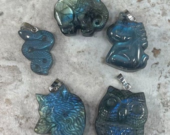 Könnte beinhalten: Fünf Labradorit-Edelstein-Anhänger mit silberner Öse, jeweils in Form eines Tieres geschnitzt: Elefant, Einhorn, Schlange, Wolf und Eule.