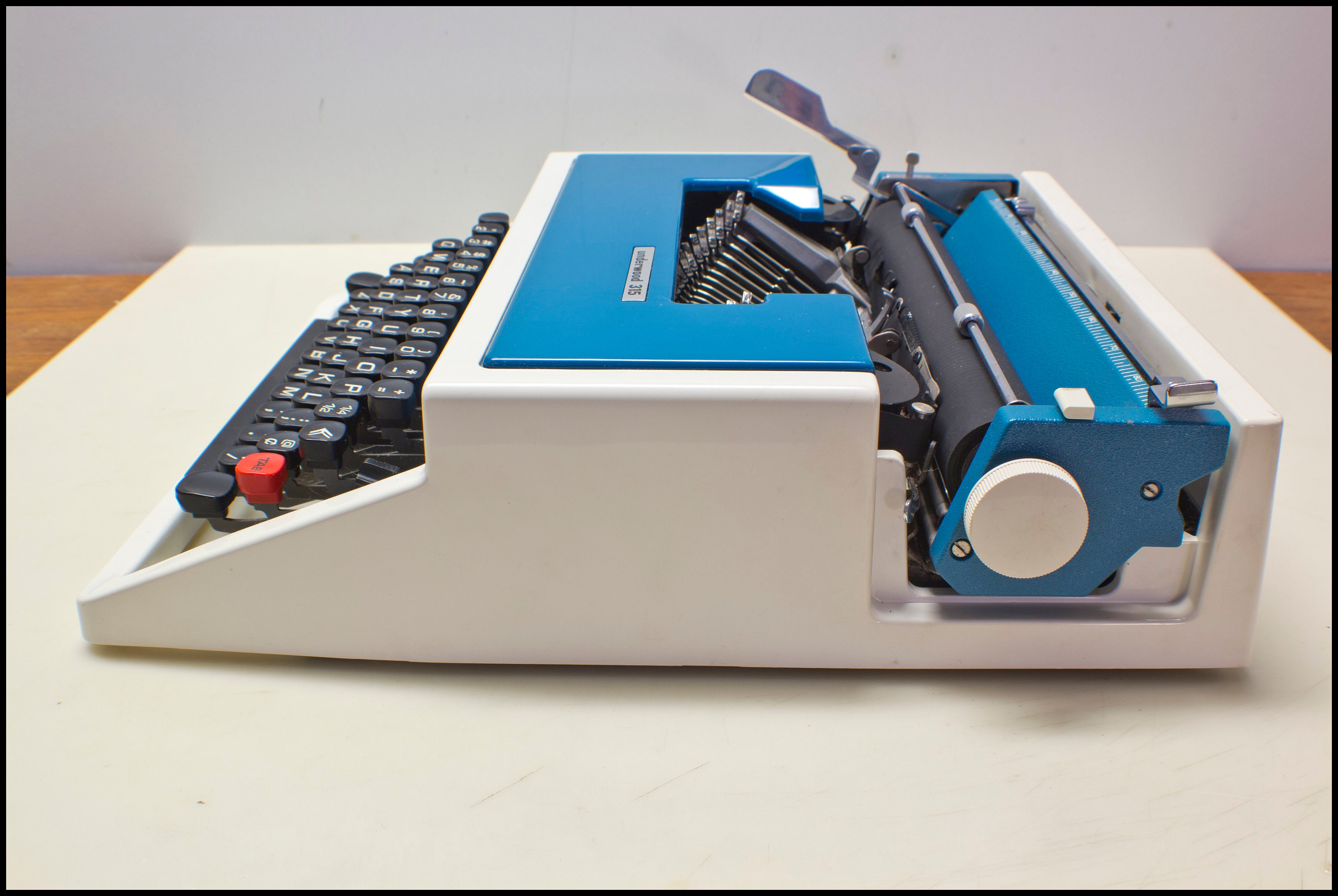 Olivetti, Underwood 315 Portable Typewriter - Vintage 1970s