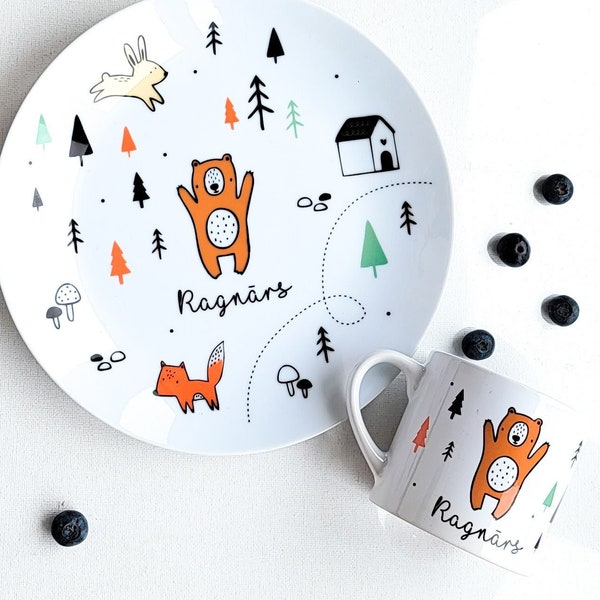 Assiette de collation pour bébé Woodland, Ensemble de dîner personnalisé pour enfants, Cadeau de 1er anniversaire, Ensemble de vaisselle pour tout-petits, Assiette d’ours, Tasse d’ours, Assiette de bois