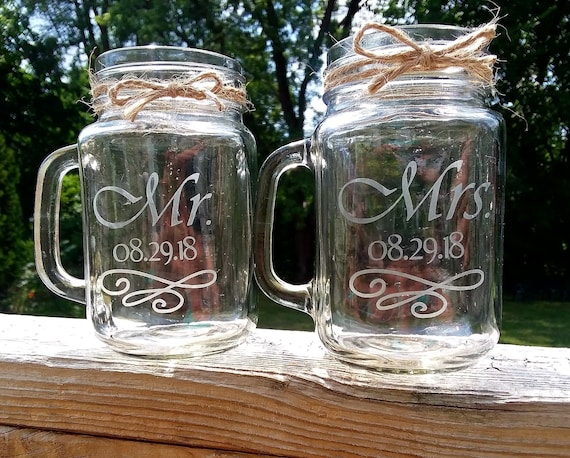 Bridal Mason Jar Glasses, 1 Pair Mr & Mrs Personalized Etched Mason Jar Mugs,  Etched Mason Jar Glasses 