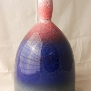 "Chinesische 13 ""Weinflasche, Krug oder Vase aus Porzellan mit einer Jun-Glasur in Ombre-Blau, Grün, Schwarz und Rot."