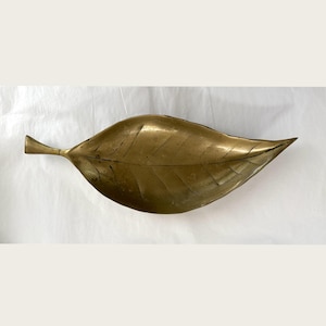 Piatto portagioie/vassoio/decorazione da tavolo vintage MCM a forma di foglia allungata in ottone massiccio, 38 cm