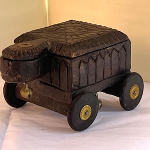 Antieke Indiase handgesneden houten kruidendoos. Wagenwagen op wielen met draaideksel en 3 messing bellen