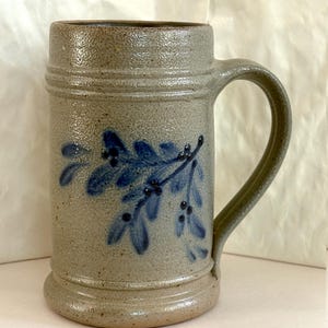 Rowe Pottery zoutgeglazuurde mok/bierpul van 14 cm met kobaltblauwe bessenversiering