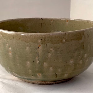 Asian Art Pottery Ash Glazed Bowl 6.5” Drip Pale Green & Tan. Artist Signed 金 Jin / Gold