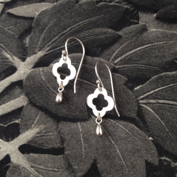 Contemporary solid sterling silver petite quatrefoil & droplet earrings