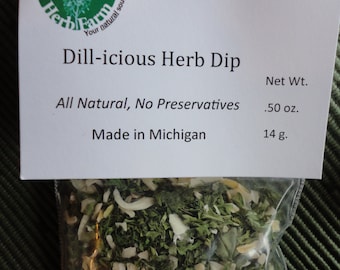 Peut inclure: Une étiquette blanche avec du texte vert et un logo vert qui dit "Grand Shire Herb Farm" et "Garden Pantry". L'étiquette dit "Dill-icious Herb Dip", "All Natural, No Preservatives", "Made in Michigan", et "Poids net 0,50 oz. 14 g.". Un sac en plastique transparent rempli d'herbes séchées et de flocons blancs.