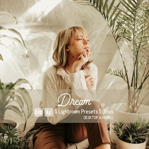 Puede incluir: Una mujer con una camisa blanca y pantalones marrones se sienta frente a un fondo blanco con plantas. El texto "Dream 5 Lightroom Presets 5 Tools DESKTOP & MOBILE" se muestra en una pancarta frente a ella. El texto "Lrc Lr" también se muestra en la pancarta.