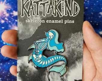 Pin de esmalte de sirena: esqueleto mítico que brilla en la oscuridad