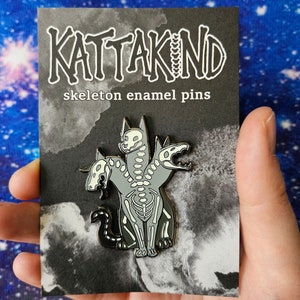 Cerberus Emaljnål - Lysande Mytiskt Skelett