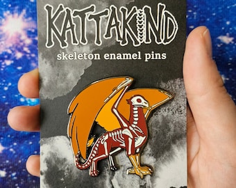 Pin esmaltado de grifo e hipogrifo - Esqueleto mítico que brilla en la oscuridad