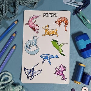 Hoja de pegatinas impermeables: esqueletos de animales del arco iris