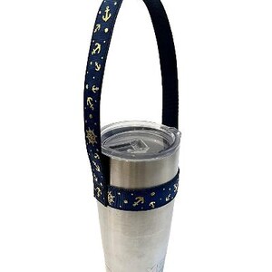 Op de afbeelding: Een roestvrijstalen tumbler met een marineblauwe en gouden anker-themaband. De band heeft een lus om de tumbler te dragen.