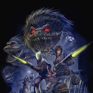 Puede incluir: Un póster de película de terror para la película Critters, que presenta a un grupo de personas armadas con armas enfrentándose a un grupo de criaturas peludas de ojos rojos y dientes afilados. El título "Critters" está escrito en letras amarillas en la parte inferior del póster.