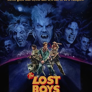 Op de afbeelding: Filmposter voor "The Lost Boys" met vampierpersonages en de tekst "Sleep all day. Party all night. Never grow old. Never die. It's fun to be a vampire." De titel "The Lost Boys" staat in een gestileerd lettertype.