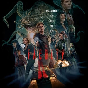 Może przedstawiać: Plakat filmowy do filmu "The Faculty" przedstawiający grupę ludzi, samochód i duże stworzenie. Tytuł jest czerwony, z hasłem "Guaranteed to Jack You Up". Ogólna kolorystyka jest ciemna z odcieniami niebieskiego i zielonego.