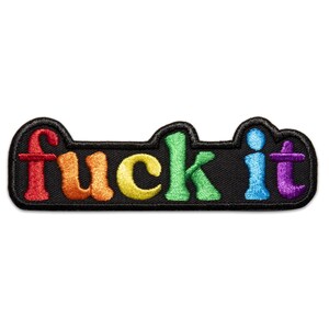 Può includere: Toppa ricamata con la frase "fuck it" in lettere arcobaleno. Il testo è cucito su uno sfondo nero. La toppa ha una forma rettangolare arrotondata.