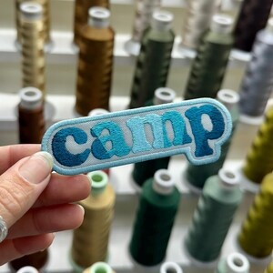 Patch bordado para acampamento - Aventura Vintage, para costurar ou passar a ferro. Blue