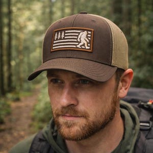 Boné Trucker Bordado Pé Grande – Patch Sasquatch com Bandeira Americana