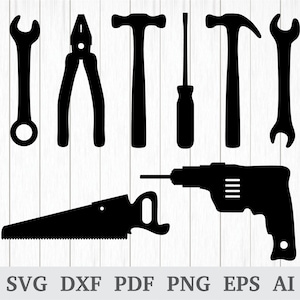 Peut inclure: Silhouette noire et blanche de divers outils, dont un marteau, une clé, une pince, un tournevis, une scie et une perceuse. Les outils sont disposés en rangée sur un fond de bois blanc.