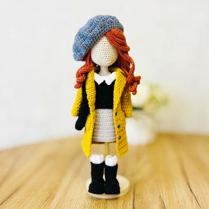 あみぐるみ人形の服のパターン、かぎ針編みの人形の衣装、あみぐるみ人形の服、人形のコートのかぎ針編みのパターン、かぎ針編みの人形の帽子、人形の髪のパターン