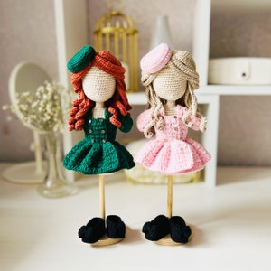 Amigurumi Puppenkleidung Muster, Puppenoutfit gehäkelt, Amigurumi Puppenkleidung, Puppenkleid Häkelanleitung, Puppenmütze Häkelanleitung