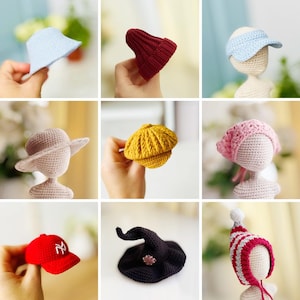 Peut inclure: Collection de chapeaux crochetés à la main de différents styles et couleurs. Comprend une visière bleu clair, un bonnet bordeaux, un chapeau de soleil beige, un béret jaune, un cloche rose, une casquette de baseball rouge avec un logo blanc, un chapeau de sorcière noir et un bonnet d'hiver rayé rouge et blanc.