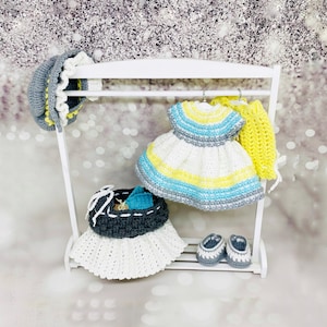 Amigurumi Puppenkleidung Muster, gehäkeltes Puppenoutfit, Amigurumi Puppenkleidung, Puppenkleid Häkelanleitung, gehäkelte Babypuppen Wiege Häkelmuster