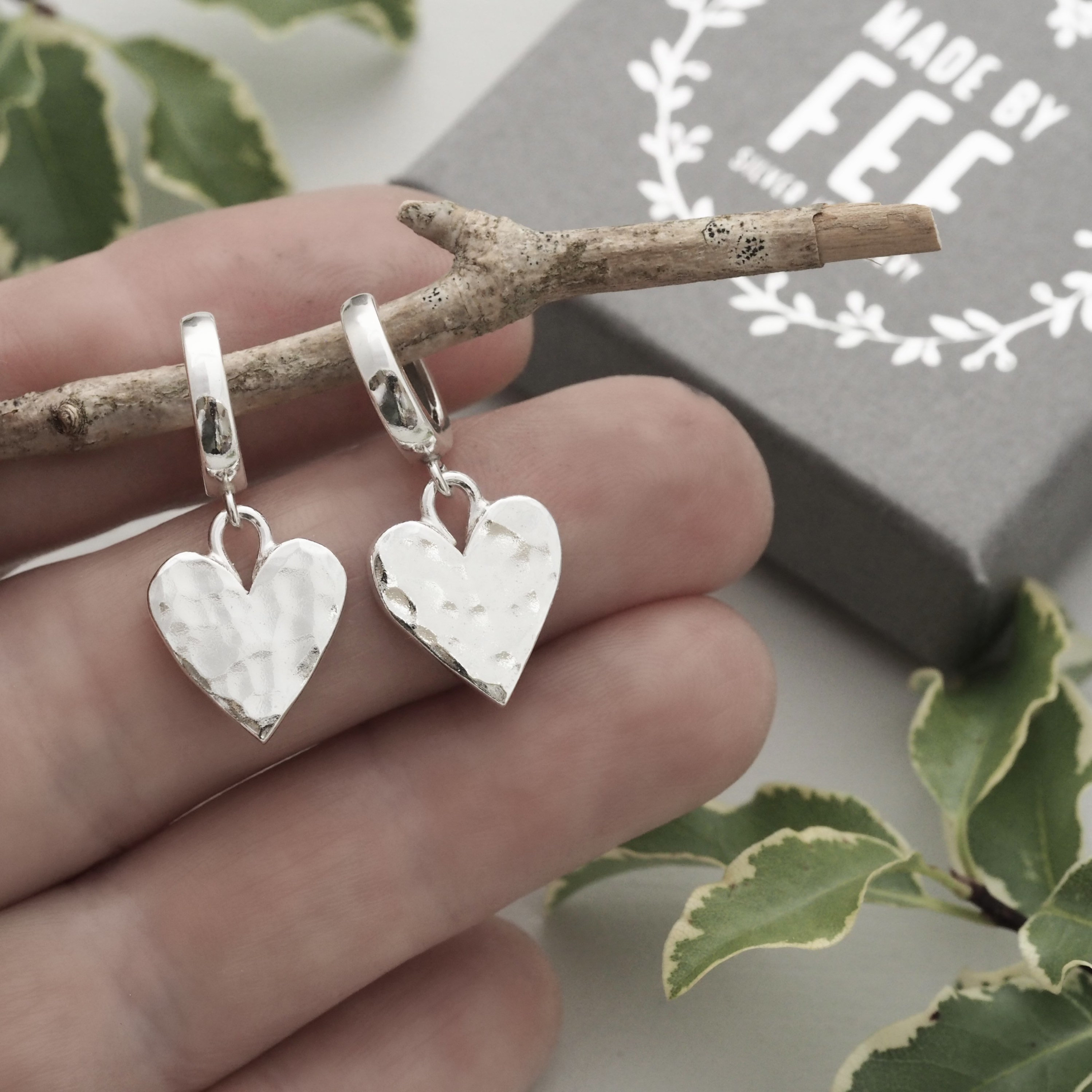 Hammered heart earrings deals