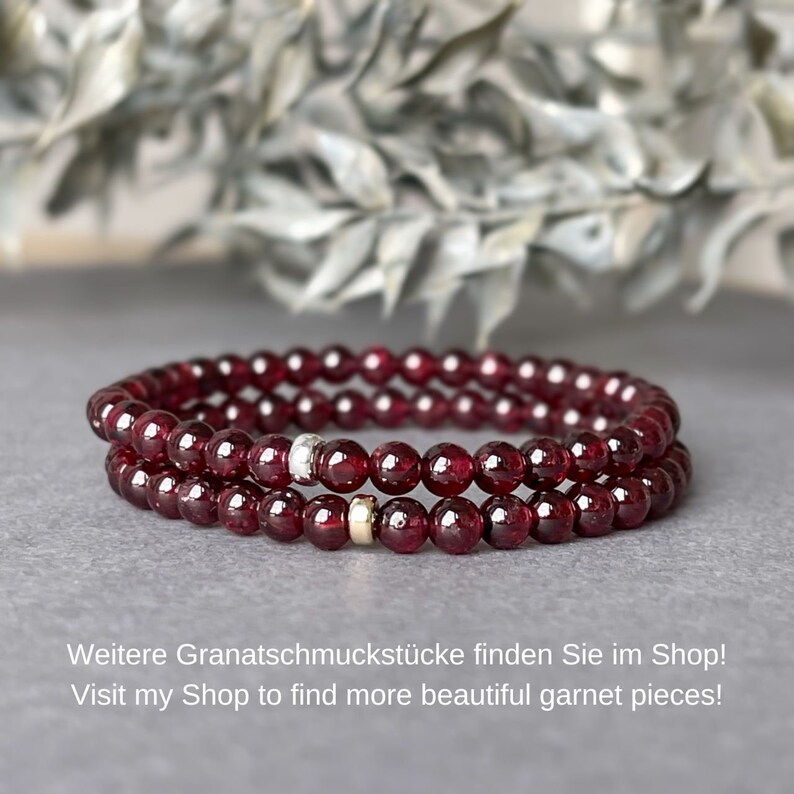 Op de afbeelding: Twee granaat kralenarmbanden. De armbanden zijn gemaakt van kleine, ronde, dieprode kralen. Elke armband heeft een zilverkleurige spacer kraal. De tekst onderaan luidt: "Visit my Shop to find more beautiful garnet pieces!"