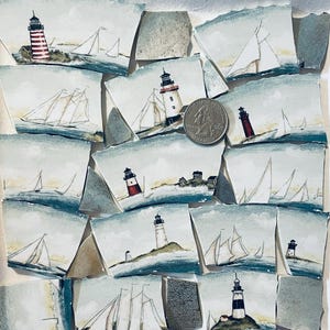 Puede incluir: Un conjunto de baldosas de cerámica rotas, cada una representando una escena costera con un faro y veleros. Los faros varían en diseño, con rayas rojas y blancas y patrones en blanco y negro. Se incluye una moneda como referencia de tamaño.
