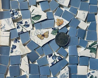 Mosaico de porcelana rota con motivos florales y azules y mariposas F308