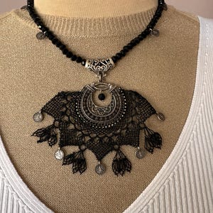Zwarte ketting, naaldkantketting, etnische ketting, tribale ketting, traditionele gehaakte ketting, ketting met Turkse kralen, handgemaakte ketting