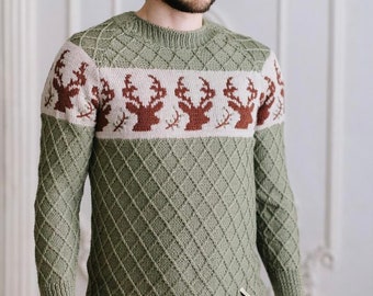 Свитер вязаный зеленый из скандинавской шерсти с оленями "Роллан" для мужчин с элементами ручной вышивки