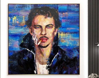 Ausdrucksstarkes rauchendes Männerporträt Leinwandkunst Blaue und schwarze Palette Intensiver Blick Kunst emotionale faszinierende Porträtmalerei TOBACCO REVERIE 53 "x 53"