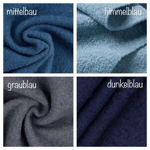 Puede incluir: Cuatro muestras de tela en diferentes tonos de azul. Las muestras est&aacute;n etiquetadas como "mittelbau", "himmelblau", "graublau" y "dunkelblau".