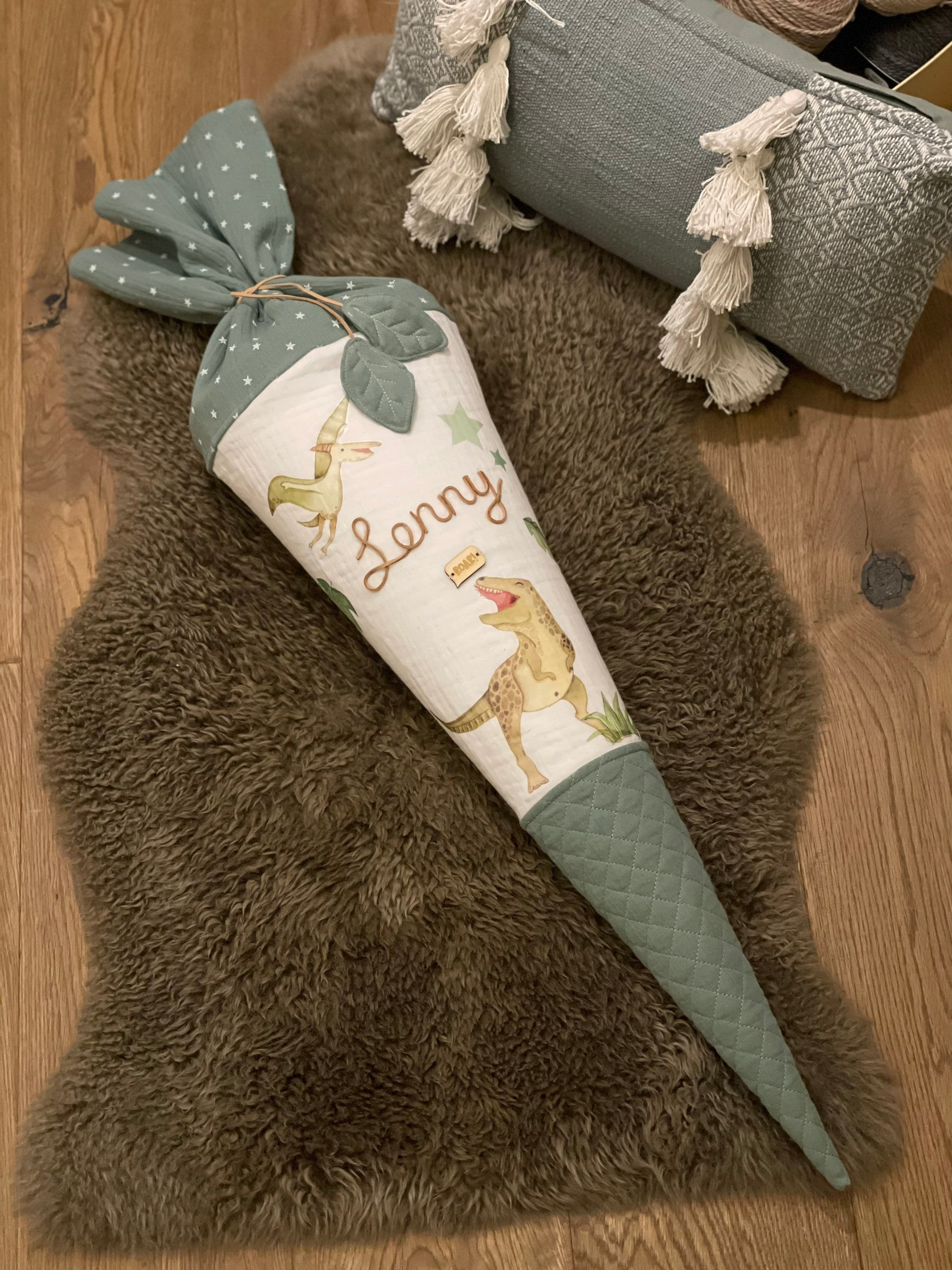 Cornet Cadeau Itenga 35 Cm – Petit Sac à Fermeture Feutre, Motif Dinosaure, Pour Rentrée, Fratrie Ou Anniversaire