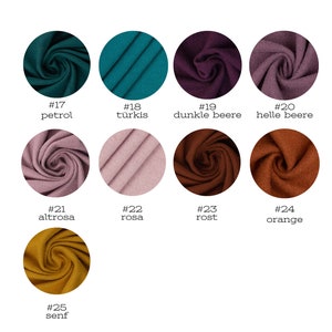 Puede incluir: Una carta de colores que muestra 10 muestras de tela diferentes en varios tonos de verde, morado, rosa, marr&oacute;n, naranja y amarillo. Las muestras est&aacute;n etiquetadas con n&uacute;meros y nombres alemanes para los colores.