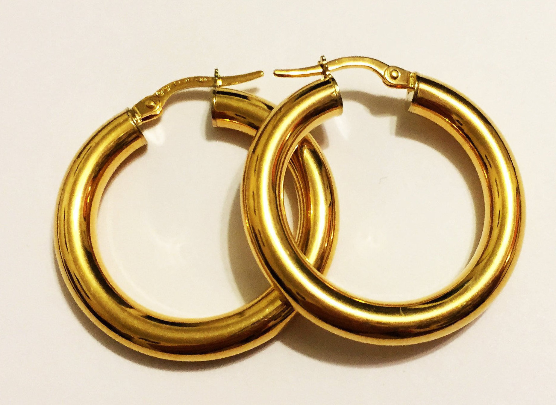 あい　Classic Hoops Thick Small Gold 14k Gold Round Hoop Earrings - Hollow Italian Gold Earrings