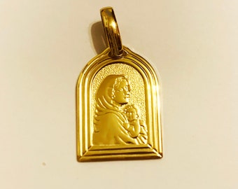 Colgante de oro amarillo macizo de 18k con la imagen de la Virgen María y el Niño Jesús, medalla religiosa clásica grabada.