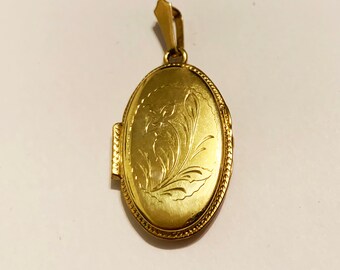Vintage Large Solid 9ct Gold Locket 