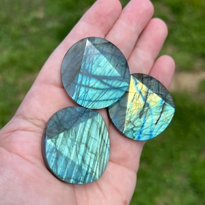 One labradorite crystal carving/ full flash labradorite/ double sided flash labradorite/ flashy labradorite pyramid shape