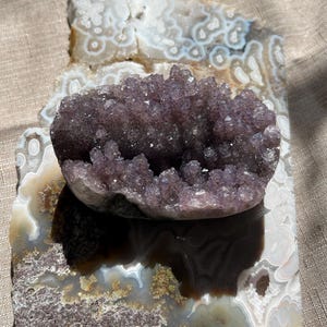 Muestra de cristal de estalactita de amatista